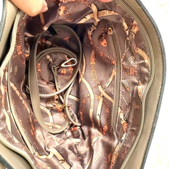 Women's Elegant Faux Leather Zipper Shoulder Bag - Picture 8 of 9